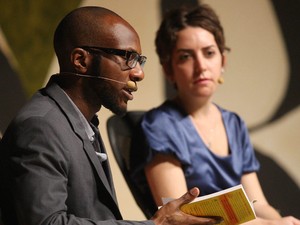 O escritor americano-nigeriano Teju Cole e autor argentino-brasileira Paloma Vidal discutiram a sensação de estar 'deslocado' em grandes cidades