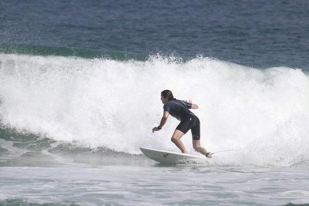 Vladimir Brichta surfa na praia da Barra (Foto: Dilson Silva / AgNews)