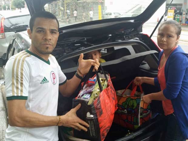 Casal reclama da cobrança por sacolinhas em supermercados. (Foto: Tatiana Santiago/G1)