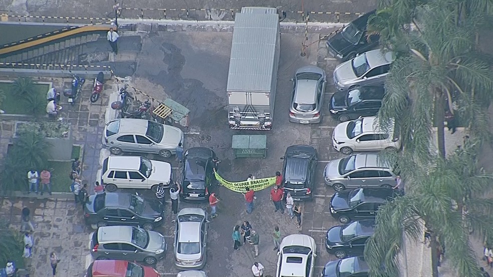 Manifestantes impedem saída de caminhão supostamente carregado com caixas retiradas do PMDB (Foto: TV Globo/Reprodução)
