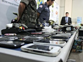 Mais de 20 celulares foram encontrados durante revista (Foto: Diego Toledano/ G1 AM)