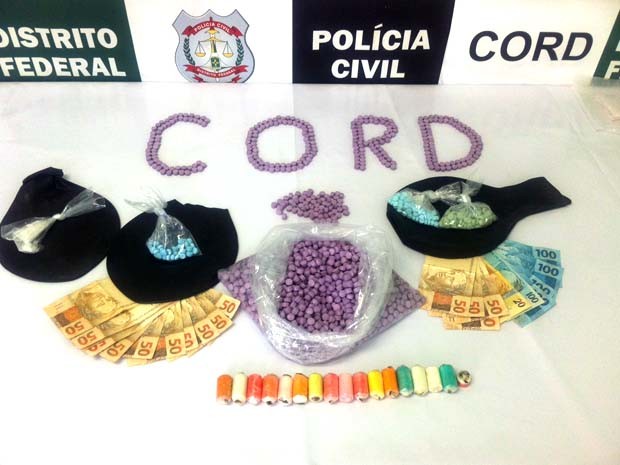 Comprimidos de ecstasy e pinos de cocaína foram apreendidos no interior de painel de carro  (Foto: Isabella Formiga/G1 DF)