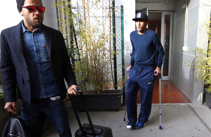 Neymar de muletas no Barcelona (Foto: Reprodução / Site Oficial do Barcelona)