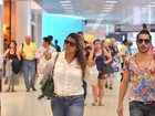 Preta Gil embarca em aeroporto do Rio e acena para o paparazzo