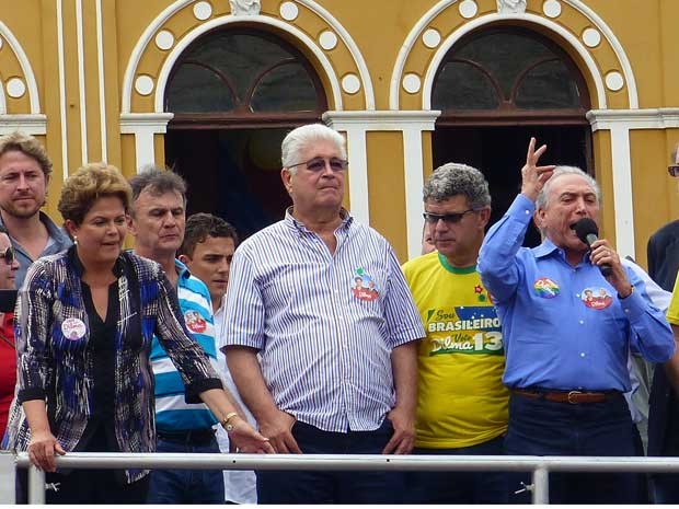 Michel Temer (dir.) discursa em carro de som em Curitiba acompanhado de Dilma (Foto: Fernando Castro / G1)