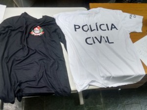 Eles usavam camiseta da polícia para coagir as vítimas (Foto: Divulgação/Polícia Civil)