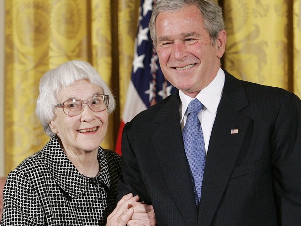 Em 2007, Harper Lee recebeu a medalha presidencial da liberdade das mãos do ex-presidente George W. Bush (Foto: REUTERS/Larry Downing/Files)