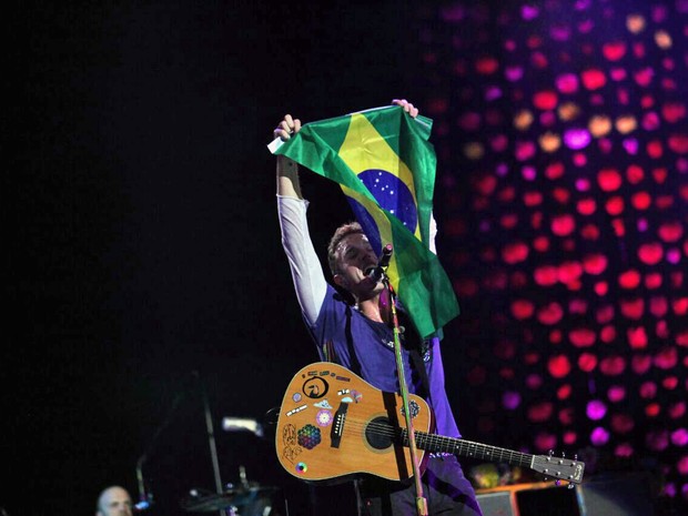 Chris Martin levanta bandeira do Brasil durante show do Coldplay em São Paulo (Foto: Fabio Tito/G1)