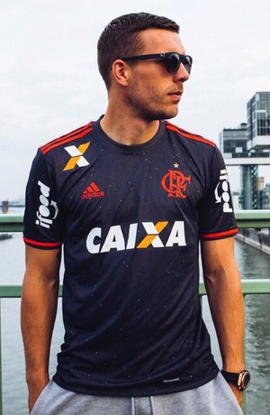 Podolski camisa flamengo (Foto: Divulgação/Flamengo)