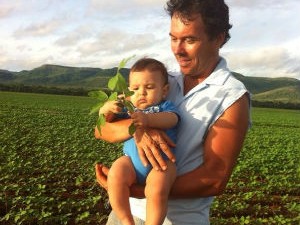 Ruben com o neto em uma plantação de soja no Tocantins (Foto: Ruben Ritter/Arquivo Pessoal)