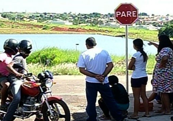 População acompanha  ação do Corpo de Bombeiros, em Rio Verde, Goiás (Foto: Reprodução/ TV Anhanguera)