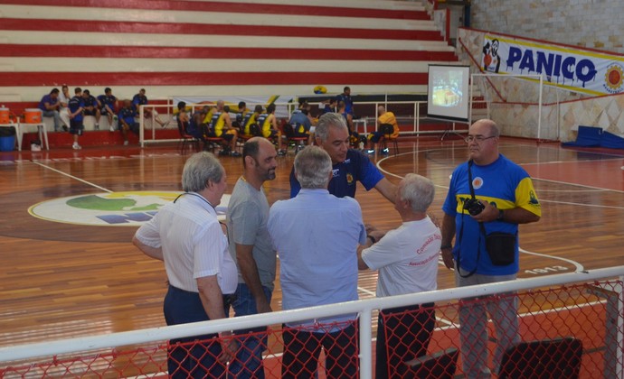 Luiz Zanon é apresentado no São José Basquete no ginásio Lineu de Moura (Foto: Thiago Fadini/ GloboEsporte.com)