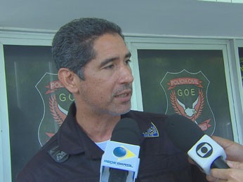 Delegado do GOE, Cláudio Castro deu detalhes das prisões. (Foto: Reprodução / TV Globo)