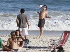 Thiago Martins joga bola com amigos em praia no Rio