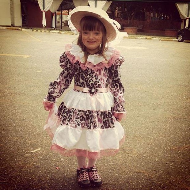 Para festa junina escolar, garota usou vestido com estampa de oncinha (Foto: Reprodução/Instagram)