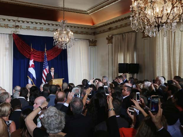 O ministro de Relações Exteriores de Cuba, Bruno Rodríguez, discursa durante abertura da embaixada de Cuba em Washington nesta segunda-feira (20) (Foto: Chip Somodevilla/Getty Images/AFP)