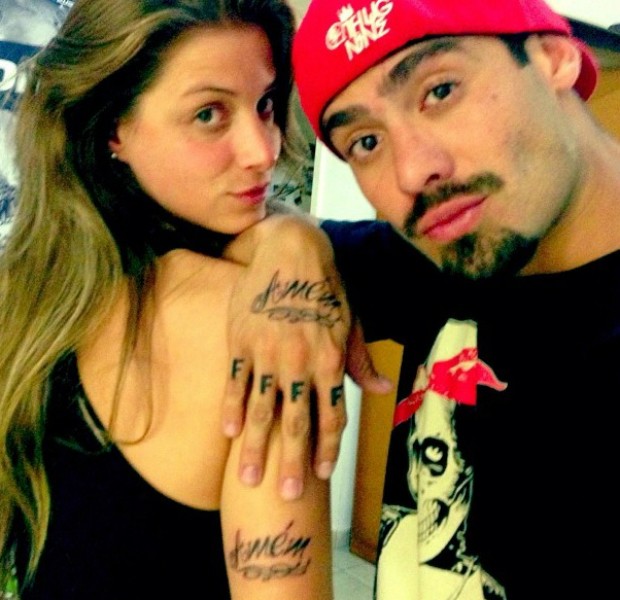 Angela faz nova tatuagem: ‘Amém significa assim seja, e a gente pensa assim’ (Foto: Domingão do Faustão / TV Globo)
