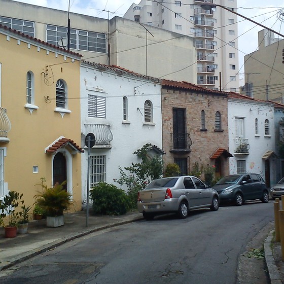 Casas no bairro da Liberdade, em São Paulo (Foto: Monica Kaneko)