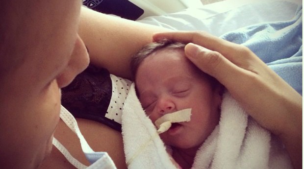 Foto do dia em que a equipe do hospital Albert Einstein levou a incubadora de Lorena para o quarto de Amanda (Foto: Instagram/ForçaeEnergia)