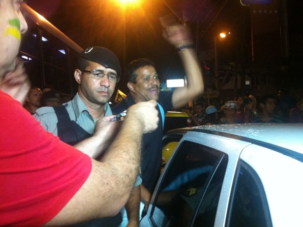 Sargento da Polícia Militar fura bloqueio em protesto em Maceió (Foto: Michelle Farias/G1)