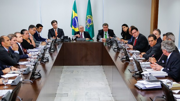 O presidente Michel Temer, ao centro, durante reunião sobre o acidente em Mariana (MG) (Foto: Marcos Correa/Presidência da República)