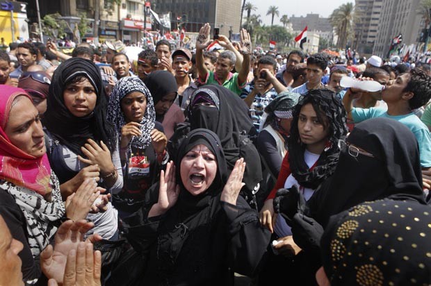 Manifestantes protestam contra a junta militar que governa o Egito, nesta sexta-feira (15), na Praça Tahrir, no Cairo (Foto: AP)