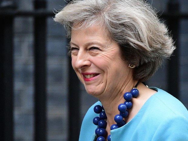 A ministra britânica do Interior, Theresa May, chega a Downing Street para reunião com o primeiro-ministro David Cameron em Londres, na segunda (27) (Foto: Leon Neal/AFP)