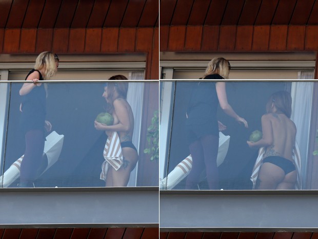 Sem camisa e sutiã, Lady Gaga cobre seio com coco e toalha em hotel no Rio de Janeiro nesta quarta (7) (Foto: Delson Silva/AgNews)