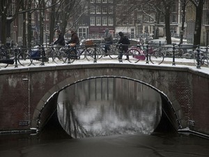 Amsterdã com neve (Foto: Peter Dejong/AP Photo) Amsterdã com neve (Foto: Peter Dejong/AP Photo)