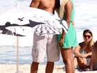 Roberta Rodrigues troca beijos com o namorado em praia do Rio
