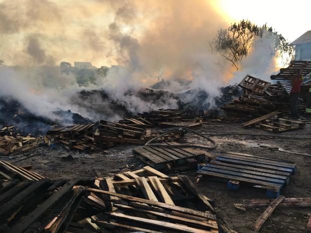 Incêndio atingiu área de dois mil metros quadrados (Foto: Divulgação/Corpo de Bombeiros)