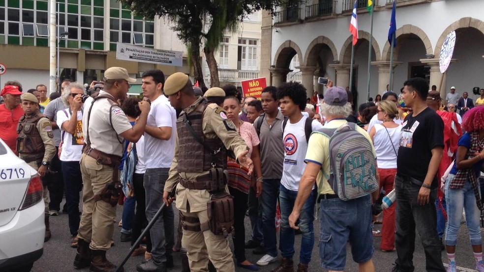 Confusão entre PM e manifestantes em frente à Câmara de Vereadores de Salvador (Foto: Maiana Belo/G1)