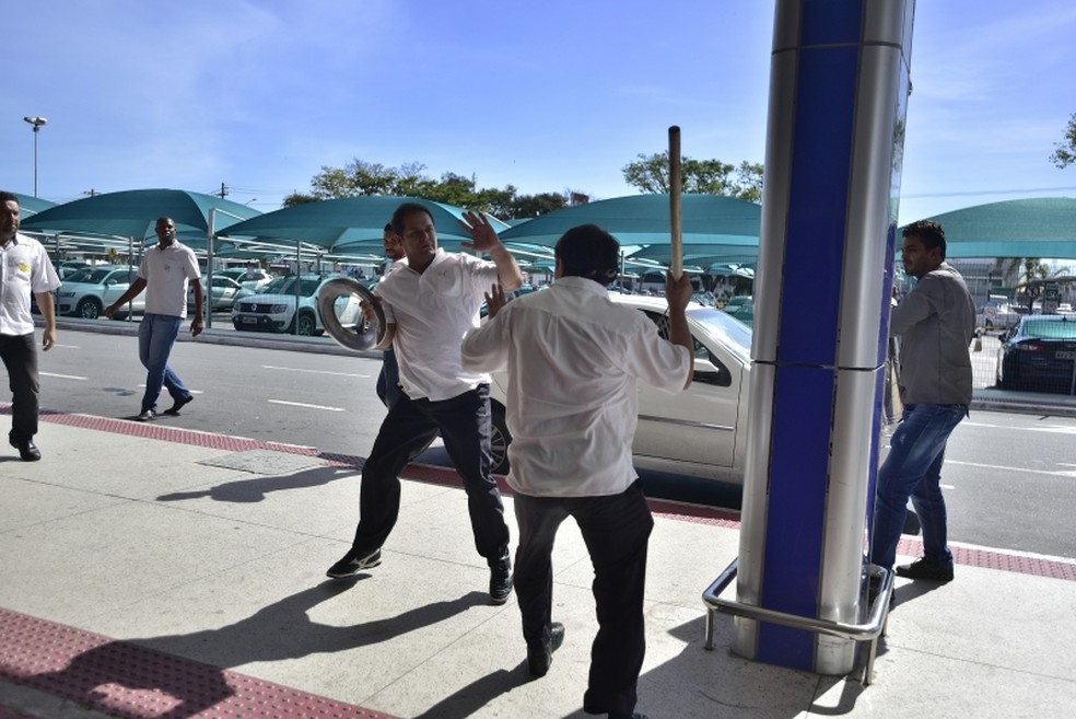 Taxista e motorista clandestino trocam socos e chutes no aeroporto (Foto: Marcelo Prest/ A Gazeta)