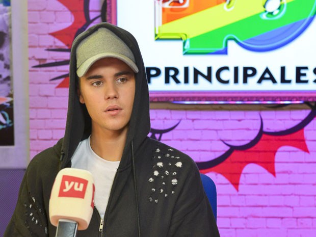 Justin Bieber pouco antes de abandonar a entrevista à rádio Los 40 Principales, na Espanha, nesta quarta-feira (28); ele pediu para ir ao banheiro e não voltou mais (Foto: Divulgação/Los 40 Principales)