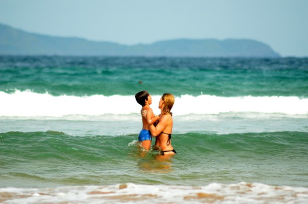 Carolina Dieckmann vai  praia em Bzios, RJ (Foto: MARCELO DUTRA/PHOTO RIO NEWS)