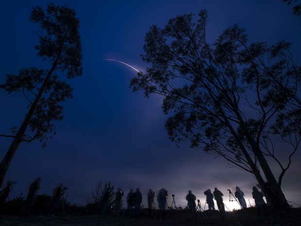 Na imagem de longa exposição mostra o momento em que o foguete Delta II cruza o céu na Base Aérea de Vandenberg. (Foto: NASA/Bill Ingalls)