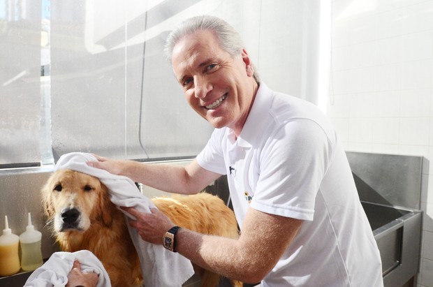 Roberto Justus dá banho em cachorro (Foto: Record / Divulgação)