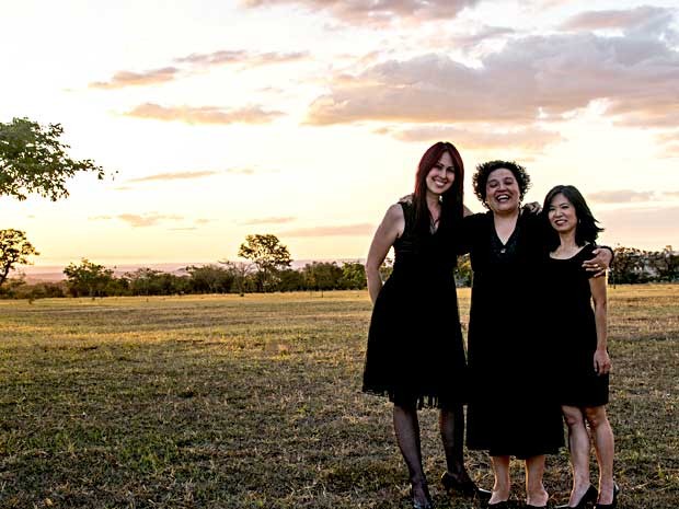 A cantora Cláudia da Silva Costa entre as pianistas Luciana Mittelstedt e Ilke Takada (Foto: Guido Vasconcelos/Divulgação) A cantora Cláudia da Silva Costa entre as pianistas Luciana Mittelstedt e Ilke Takada (Foto: Guido Vasconcelos/Divulgação)
