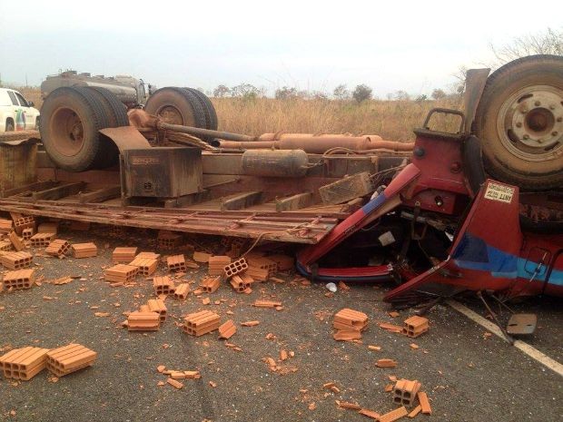 CaminhÃ£o carregado de tijolos tombou na rodovia, matando uma pessoa e ferindo outros dois ocupantes. (Foto: Amanda Sampaio/G1)