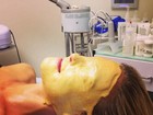 Bar Refaeli faz máscara facial com ouro e assusta seguidores na web