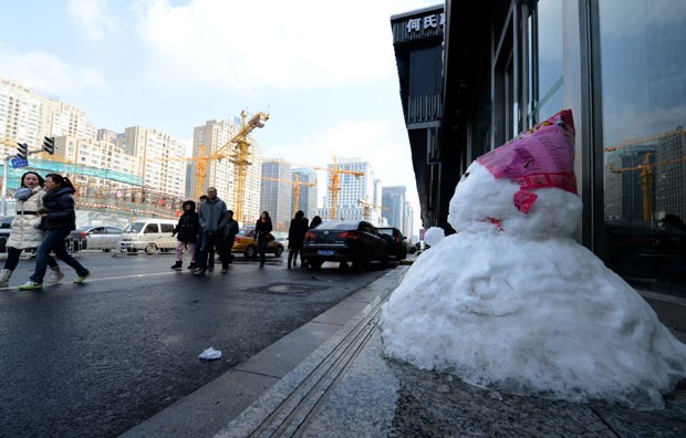 Boneco de neve foi fotografado no dia 20 de março em calçada de Pequim, na China (Foto: Goh Chai Hin/AFP)