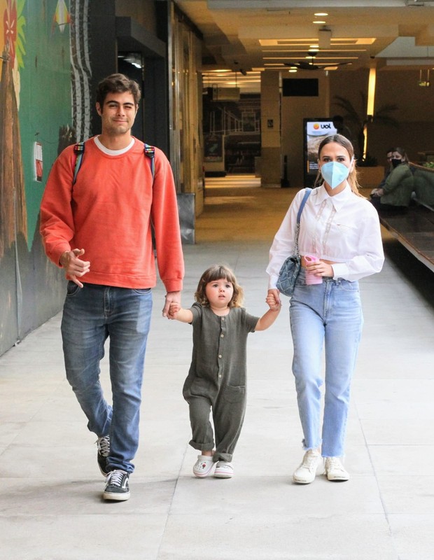 Rafael Vitti e Tata Werneck passeiam com a filha, Clara Maria, em shopping no Rio (Foto: Daniel Delmiro/AgNews)