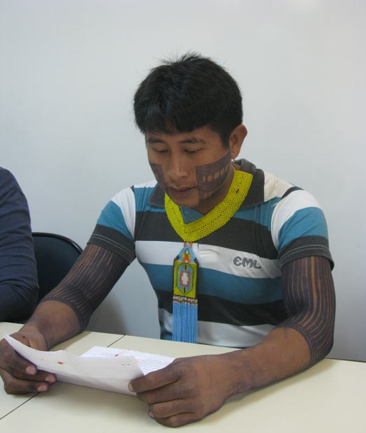 Sandro Bebere Kayapó, o Mukuko, líder dos Xikrin, lê carta feita por indígenas favoráveis à ocupação de Belo Monte (Foto: Eduardo Carvalho/Globo Natureza)