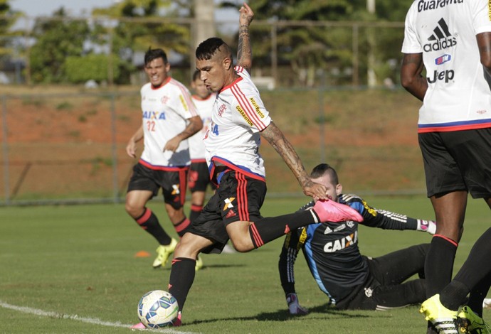 Guerrero dribla PV e faz belo gol no treino (Foto: Gilvan de Souza/Fla Imagem)