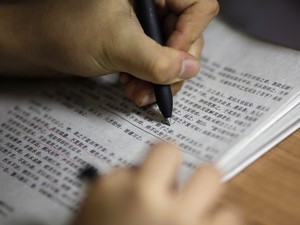 Estudante faz exercícios para treinar para a prova do 'Enem Chinês' (Foto: Reuters)
