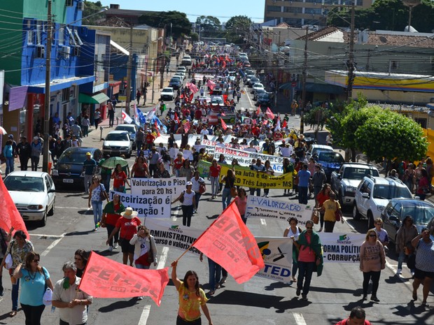 Manifestação em Campo Grande toma a rua Treze de Maio (Foto: Tatiane Queiroz/G1 MS)