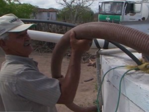 Moradores precisam de carros-pipa para terem água para beber  (Foto: Reprodução/TV Subaé)