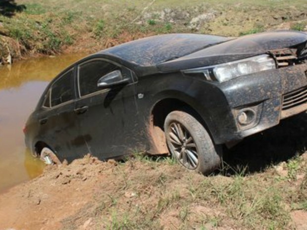 Carro caiu em lago após colidir com carneiro em estrada. (Foto: Romiporã FM/divulgação)
