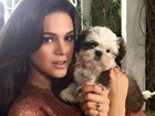 Bruna Marquezine leva novo cão de estimação para sessão de fotos