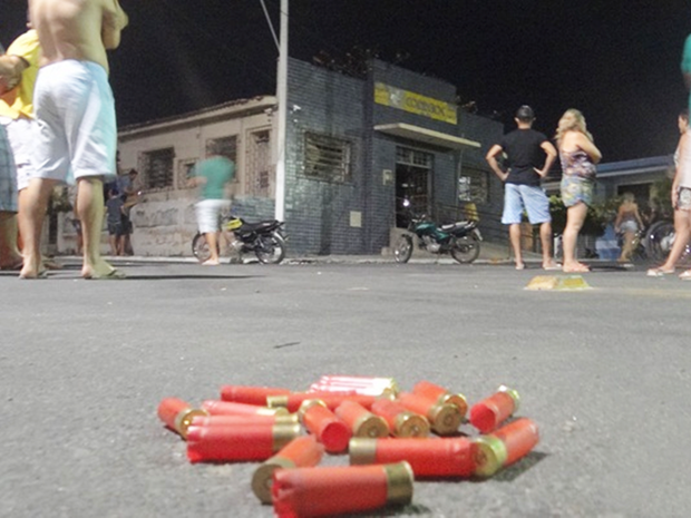 Explosão no interior da agência acordou muita gente na cidade; além de dinamite, quadrilha também usou armas de grosso calibre (Foto: Diego Freitas/CG na Mídia)